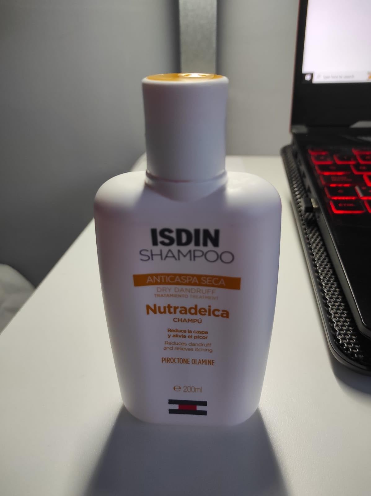 ISDIN Nutradeica Shampoo 200 ml gegen trockene Schuppen